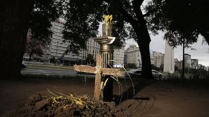 Una cruz señala la tumba de la perrita Morena, en plena avenida 9 de Julio
