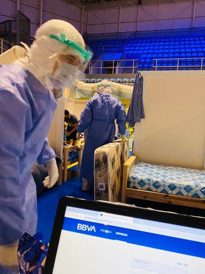 Una cuadrilla de trabajadores ordena y mueve colchones en el Cincuentenario el día anterior a la llegada de Pietragalla: se evacuó a la mayoría de las más de 300 personas que vivían en condiciones de hacinamiento. Hubo 126 altas de personas que volvieron a casa con hisopados negativos