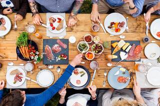 Cómo lavar la vajilla que usaron 15 personas en 5 minutos