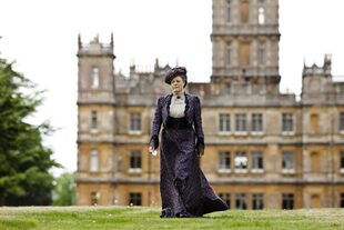 Maggie Smith, uno de los personajes centrales de la serie británica, paseando por los jardines del castillo.
