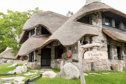 Una de estas casas conocida como The Thatch House se levantó de los muros de piedra originales colocados por su arquitecto Earl Young.