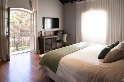 Una de las 13 habitaciones de Casa Toledo: aunque fue reciclada con toques modernos, conserva su balcón y aberturas originales