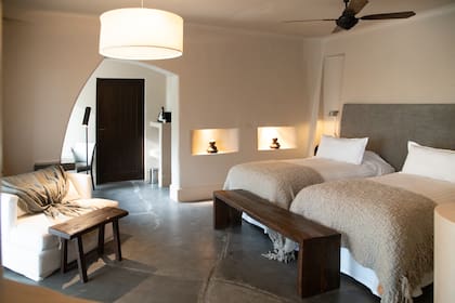 Una de las 17 habitaciones, ambientadas en tonos rústicos y cálidos