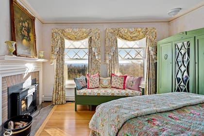 Una de las 20 habitaciones de la casa de vacaciones de John Travolta Foto: Realtor.com