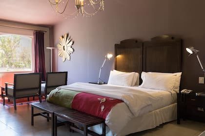 Una de las 32 habitaciones del renovado hotel. Algunas de ellas conservan los techos de cardón de más de 70 años y las paredes de adobe.