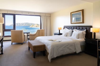 Una de las 33 amplias suites con nombres de artistas y vista al lago Nahuel Huapi