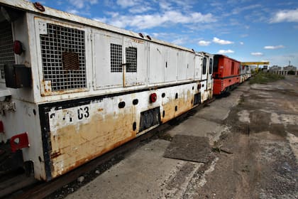Una de las 5 formaciones del tren que transporta las dovelas fabricadas en Haedo, parado desde 2019