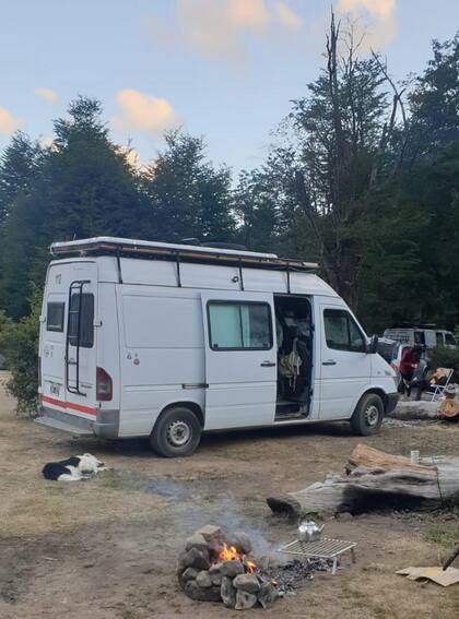 Una de las actividades que más les gusta hacer es prender un fuego y tocar la guitarra.