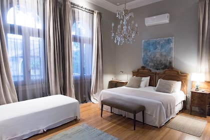 Una de las amplias y elegantes habitaciones.