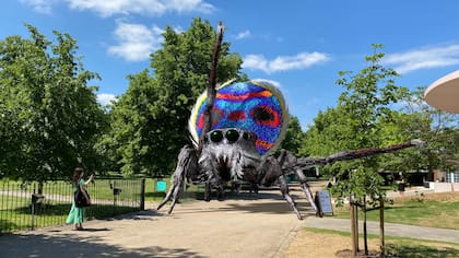 Una de las arañas creadas por Tomás Saraceno y Acute Art, con realidad aumentada, geolocalizada en las Serpentine Galleries de Londres