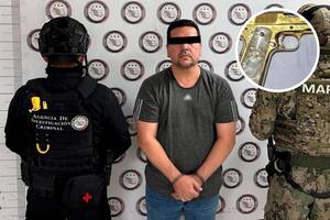 Una de las armas incautadas a ‘El Payo’ tenía grabados con los rostros de los hermanos Beltrán Leyva. Foto: X @_theinfostream