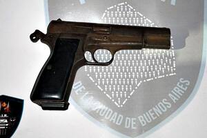 Una de las armas secuestradas a los menores