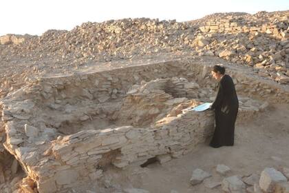 Una de las arqueólogas, durante la excavación