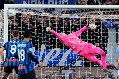 Una de las atajadas de Motta durante el partido