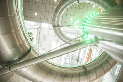 Una de las atracciones del aeropuerto es un tobogán de cuatro pisos