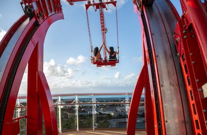 Una de las atracciones del barco: una hamaca suspendida