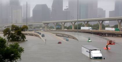 Una de las autopistas que rodean Houston quedó tapada por agua tras el paso del huracán Harvey