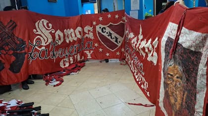 Una de las banderas que estaban en poder de la facción "disidente" de la barra de Independiente y que fueron secuestradas por la policía.