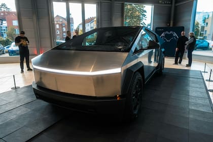 Una de las barras de luces en el exterior del Cybertruck 2024 fue adherida de forma incorrecta (Unsplash/Maxim)