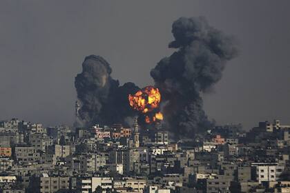 Una bomba lanzada por el Ejército de Israel impactando en Gaza