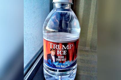 Una de las botellas de "Trump Ice", la fallida marca de agua mineral del hoy presidente de Estados Unidos