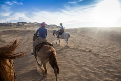 Una de las cabalgatas que organiza Cabalgatas Valiceras con punto de partida en Barra de Valizas.