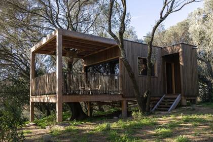 Una de las cabañas del complejo, en cuya construcción se empleó madera y materiales nobles, en armonía con el entorno natural.