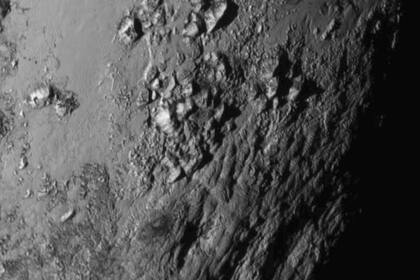 Una de las cadenas montañosas presentes en Plutón