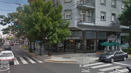Una de las cafeterías Starbucks ubicada en la esquina de avenida Cabildo y Ruiz Huidobro