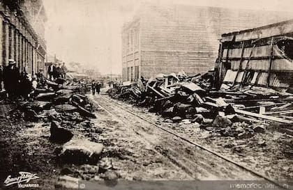 Una de las calles de Coquimbo (Chile) después del tsunami producido por el terremoto originado en Atacama en noviembre de 1922. Memoria Chilena - Biblioteca Nacional de Chile