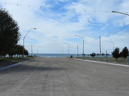 Una de las calles de Playas Doradas, Sierra Grande, que conecta el centro comercial con el balneario