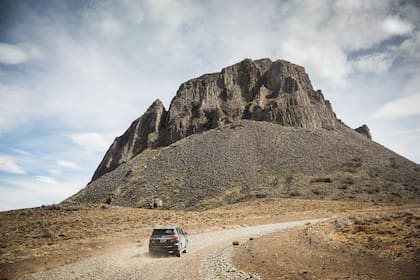 Las mesetas del Parque Nacional Patagonia deben ser recorridas en 4x4 porque se las transita por huellas llenas de rocas que hacen añorar el ripio.