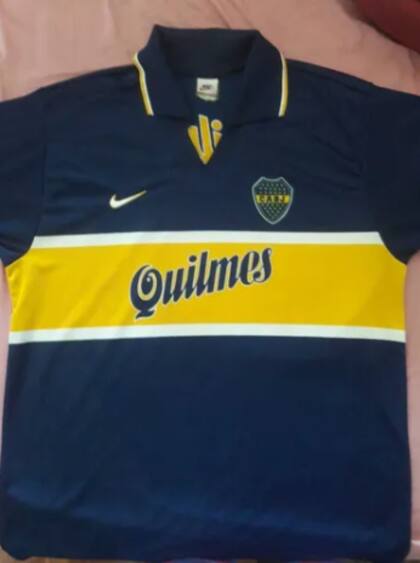 Una de las camisetas de Boca Juniors firmada por Maradona que se vende en Internet. Crédito: Mercado Libre