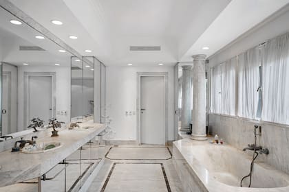 Una de las características que más llama la atención de la vivienda es que tiene 12 baños