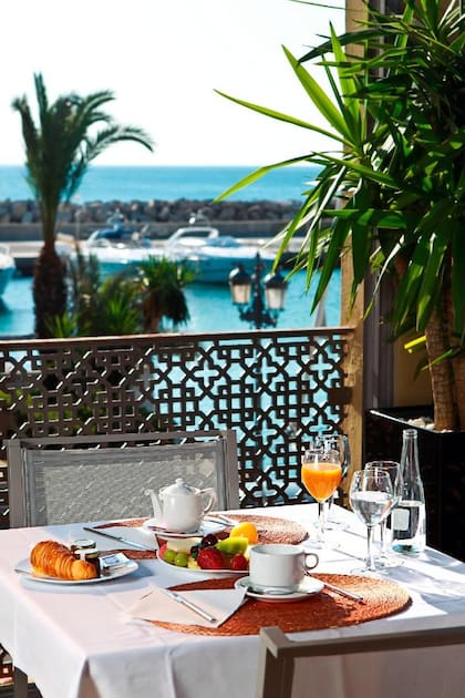 Una de las características que ofrece el hotel es el desayuno frente al mar