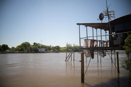 Una de las casas de madera y paredes de zinc, típicas de la isla, que da al canal Santiago.