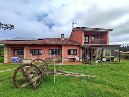 Una de las casas que se venden en Villaviciosa es un chalet ubicado en Santa Mera