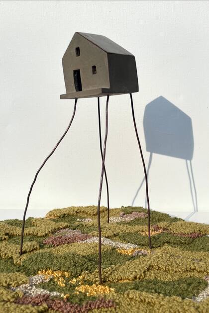 Una de las casas suspendidas, sobre el paisaje de puntadas de Ximena.