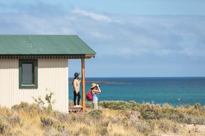 Una de las casitas de Marisma Camps, con vista privilegiada del mar azul.