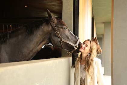 Una de las celebridades que se acercó al haras para disfrutar la competencia fue la actriz y cantante Brenda Asnicar, que posó muy cariñosa con uno de los equinos del lugar