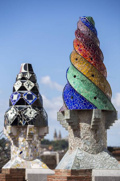 Una de las chimeneas diseñadas por Gaudí con el típica composición de azulejos en retazos.