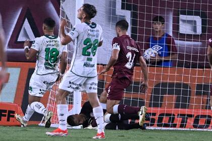 Una de las cinco atajadas importante de Nahuel Losada para Lanús en la victoria ante Sarmiento, por la 3° fecha del torneo Apertura 2025