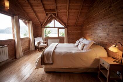 Una de las cinco habitaciones de Aguas Arriba, con vista al lago.