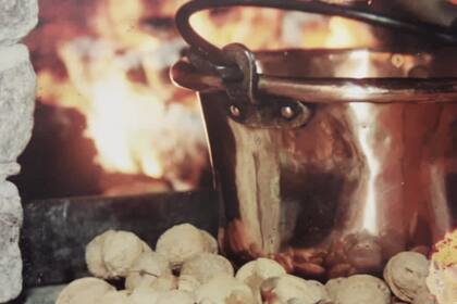 Una de las clásicas ollas de cobre donde empezaron a probar su receta, objeto que dio nombre a la empresa