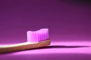 Una de las claves es cepillar los dientes diariamente y también usar cepillos entre los dientes (cepillos interproximales) o hilo dental.