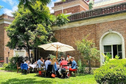 Una de las comidas servidas en el jardín del club