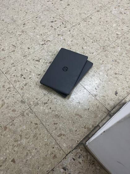 Una de las computadoras que aparecieron tiradas en el piso