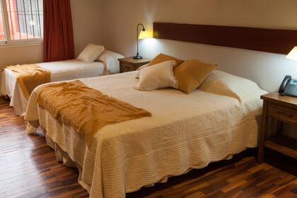 Una de las confortables habitaciones de Río Arriba.