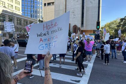 Una de las consignas de los activistas contra las políticas de Trump, durante una protesta en Tampa