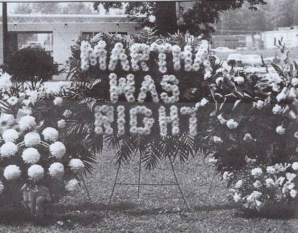 Una de las coronas en el funeral de Martha Mitchell confirma lo que ya se sabía entonces: que ella había dicho la verdad sobre la participación de la Casa Blanca en el caso Watergate.